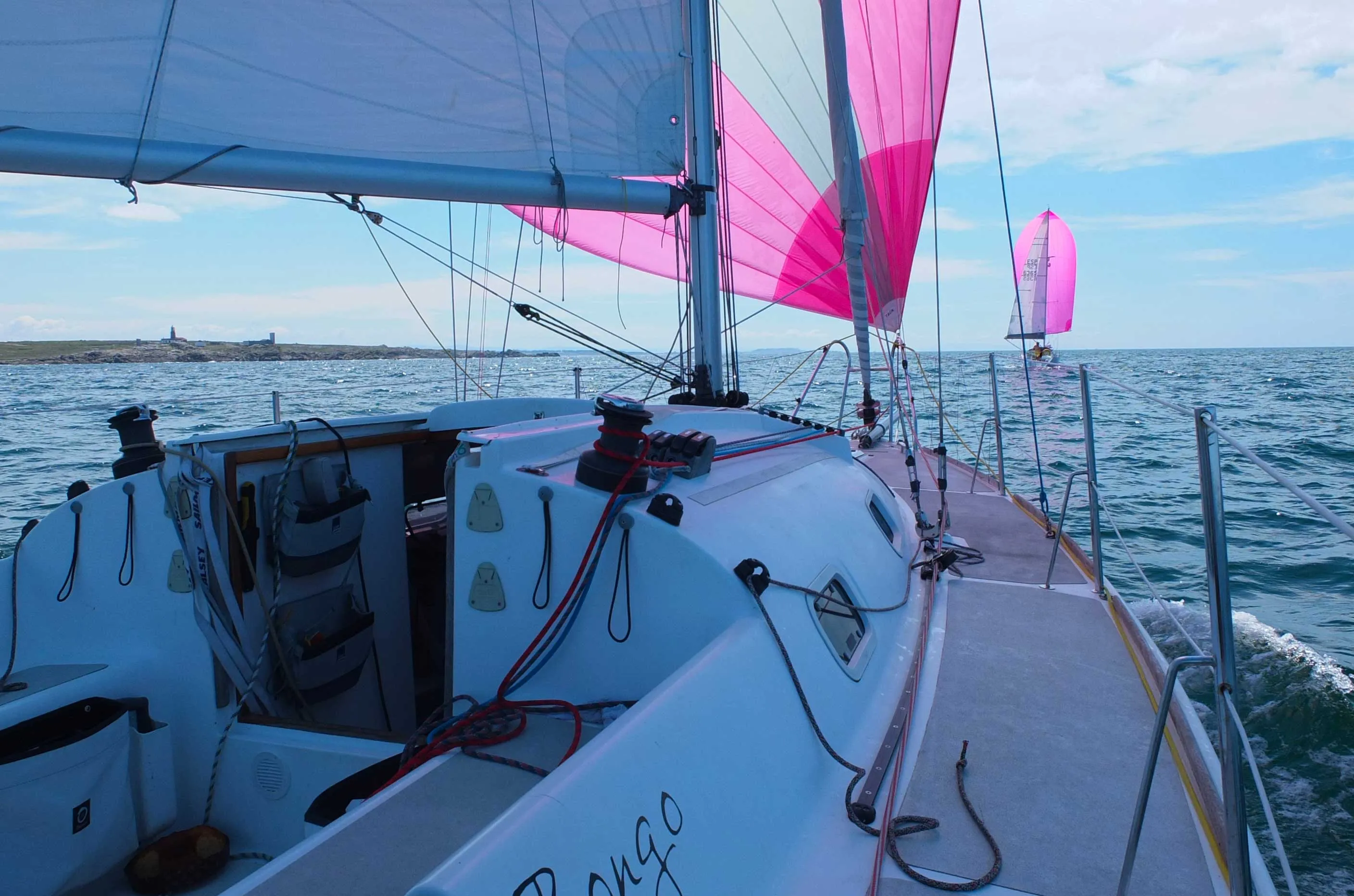 2 bateaux qui avancent sous spi rose.